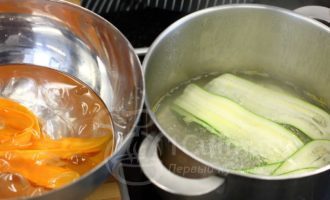 Сырные рулеты из кабачков и моркови