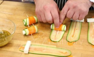 Сырные рулеты из кабачков и моркови