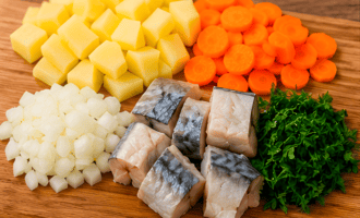 Рыбный суп с овощами и зеленью