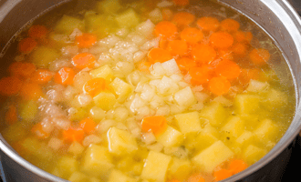 Рыбный суп с овощами и зеленью