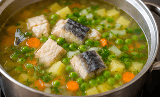 Рыбный суп с овощами и зеленью