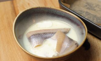 Слоеный салат из сельди с крекерами