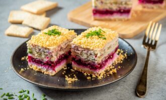 Слоеный салат из сельди с солеными крекерами