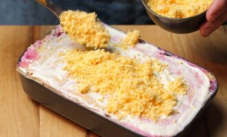 Слоеный салат из сельди с крекерами